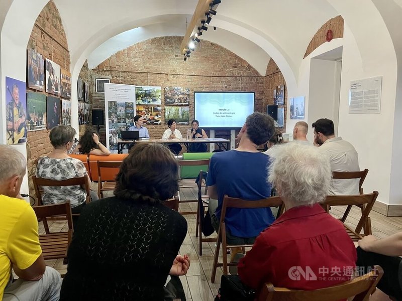 中歐文學盛事「作家閱讀月」於波蘭切申展開巡迴,作家劉梓潔(台前中)20日晚間與讀者分享台灣文學。中央社記者鄭淨伃切申攝 115年6月21日