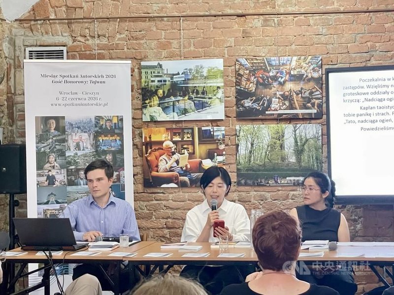 中歐文學盛事「作家閱讀月」於波蘭切申展開巡迴,作家劉梓潔(中)朗讀作品「父後七日」的片段。中央社記者鄭淨伃切申攝 115年6月21日