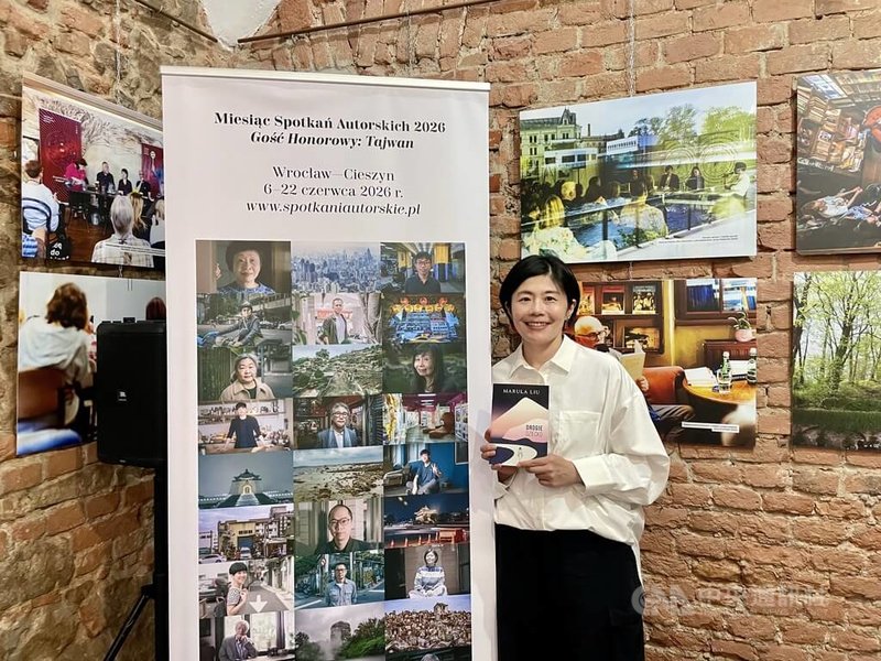 中歐文學盛事「作家閱讀月」於波蘭切申展開巡迴,作家劉梓潔在切申文化中心「國家之家」朗讀後留影。中央社記者鄭淨伃切申攝 115年6月21日