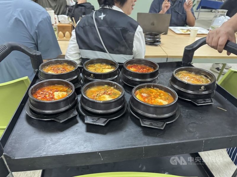 桃機第三航廈主體航廈由三星物產及榮工工程組成的團隊得標,興建過程中有不少來自韓國的工程人員。在第三航廈隱藏的韓國員工餐廳,一入座就會送上熱騰騰的海鮮豆腐湯。中央社記者余曉涵攝 115年6月21日