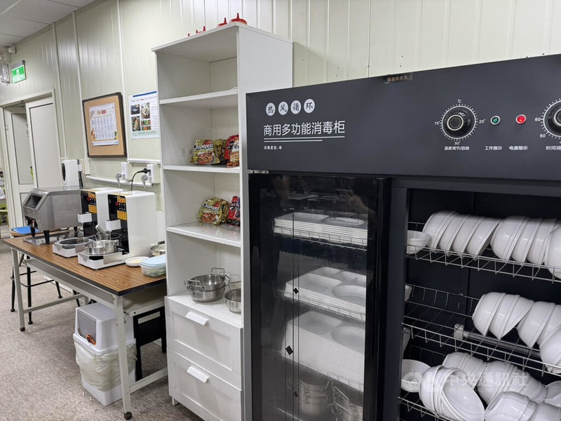桃機第三航廈主體航廈由三星物產及榮工工程組成的團隊得標,興建過程中有不少來自韓國的工程人員,在第三航廈隱藏的韓國員工餐廳採自助式,且設置自助韓式泡麵機。中央社記者余曉涵攝 115年6月21日