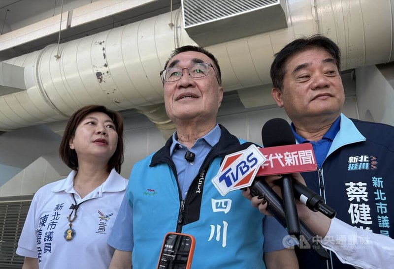國民黨新北市長參選人李四川(中)21日出席新北中正盃全國運動舞蹈公開賽開幕儀式接受媒體聯訪,談到水金九台車政見時表示,好的政策,都歡迎對手來跟進。中央社記者王鴻國攝 115年6月21日
