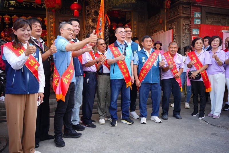 新北市長選舉增溫,藍綠陣營假日行程滿檔,國民黨參選人李四川(前右5)前往新北市三芝小基隆福成宮,參與俗稱「三芝大拜拜」的金面媽祖祈安遶境活動,獲不少信徒歡迎。(李四川競辦提供)中央社記者王鴻國傳真 115年6月21日