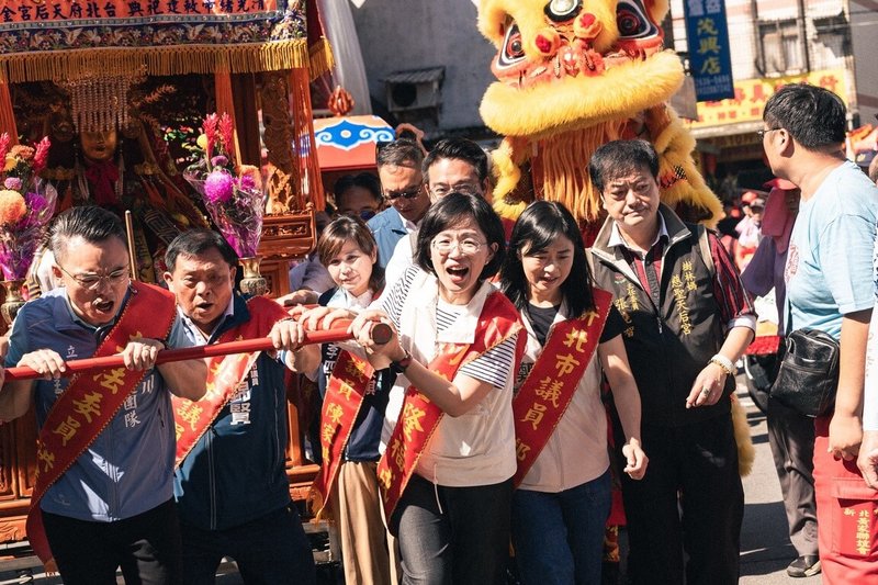 新北市長選舉增溫，民進黨參選人蘇巧慧（前右）出席三芝小基隆福成宮金面媽祖祈安遶境活動時表示，水金九台車一定要復興，這是2024年她當時拍攝影片想「復駛台車」的觀光願景。（蘇巧慧競辦提供）中央社記者王鴻國傳真 115年6月21日