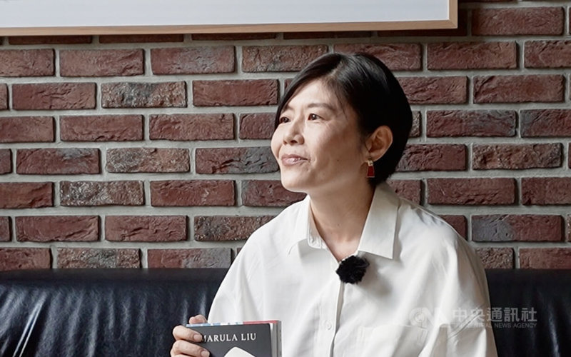 作家劉梓潔受邀至波蘭參加中歐「作家閱讀月」,在切申接受專訪。中央社記者鄭淨伃切申攝 115年6月21日