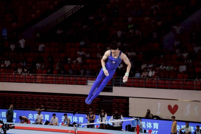 2026亞洲體操錦標賽21日進行男子單槓決賽,「世界貓王」唐嘉鴻(前)靠著完整的流暢高難度動作摘下金牌。(教練黃柏瑞提供)中央社記者黎建忠傳真 115年6月21日