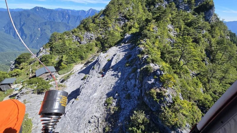 5人登山隊攀登奇萊東稜，其中53歲李姓男子疑中暑等狀況，身體虛弱，消防局爭取救援時間，申請空勤直升機協助，21日於立霧山稜線陡坡完成吊掛，落地由救護車送醫治療。（空勤總隊花蓮駐地勤務第一大隊提供）中央社記者李先鳳傳真　115年6月21日