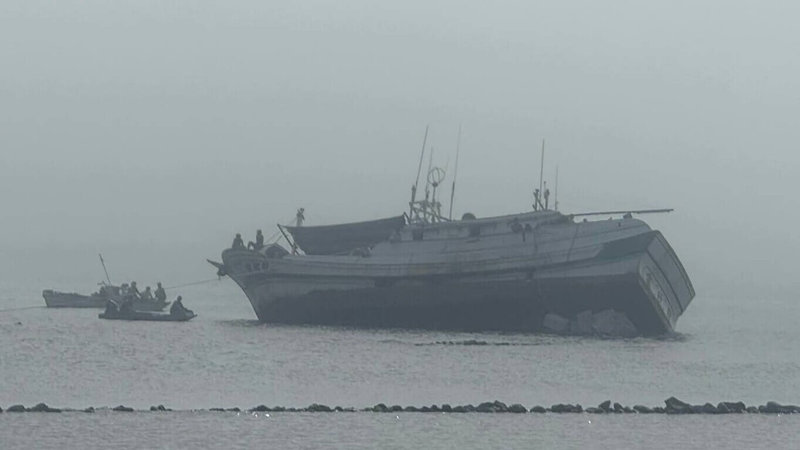 澎湖21日清晨濃霧，澎湖內海域發生西嶼籍「合賜興」與「宗欣財」2 漁船，在分別前往馬公銷售漁貨的往返途中，因視線不清撞上大橋墩並擱淺在淺礁區，2漁船受損，船上共有9位船員無恙，最後在警消與友船助拖返西嶼船塢修護。（許國文提供）中央社 115年6月21日