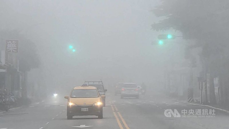 澎湖21日清晨籠罩濃霧，能見度不到100公尺，直至上午7時後，氣溫回升，濃霧才逐漸散去。中央社   115年6月21日