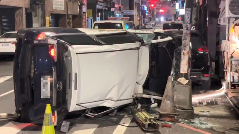 基隆市警方21日凌晨駕駛巡邏車追捕拒檢危險駕駛機車騎士，行經信五路與義二路口時與計程車碰撞，導致巡邏車側翻（圖），造成2名員警及1名計程車乘客送醫，所幸均無大礙。（讀者提供）中央社記者王朝鈺傳真 115年6月21日