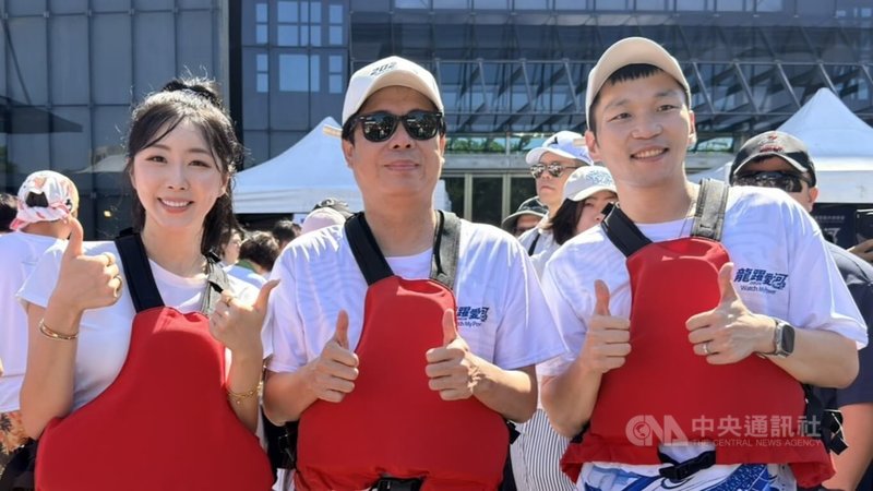 2026高雄端午龍舟國際友誼賽21日登場,由市長陳其邁(中)領軍的高雄隊,還找來運動部長李洋(右)當「援軍」,以及人氣啦啦隊員安芝儇(左)擔任鼓手。中央社記者張已亷攝 115年6月21日