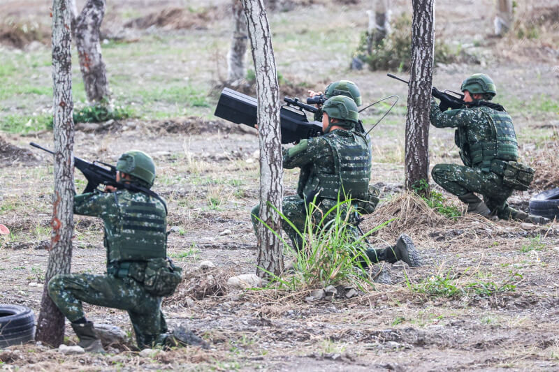 圖為國軍2024年春節加強戰備操演，出動干擾槍模擬阻斷敵軍滲透無人機訊號。（中央社檔案照片）