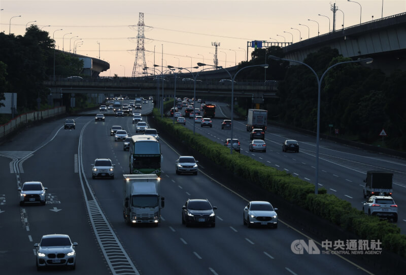 圖為21日國道1號林口交流道路段，傍晚車流大致順暢。中央社記者趙世勳攝　115年6月21日