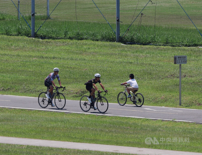 台北大佳河濱公園民眾把握好天氣騎乘單車。（中央社檔案照片）
