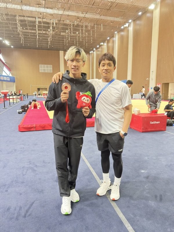 台灣「鞍馬王子」李智凱(左)在今年亞洲體操錦標賽首度獲得單項鞍馬銅牌,教練林育信(右)也被愛徒表現深深感動。(教練林育信提供)中央社記者黎建忠傳真 115年6月21日