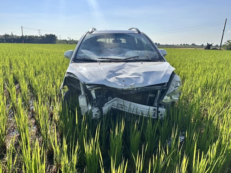 屏東縣崁頂鄉19日下午發生毒駕案件，潘姓男子開車撞上對向剛結束務農要返家的王姓男騎士，導致騎士送醫急救無效死亡。汽車車頭凹陷，可見撞擊力道之大。（東港警分局提供）中央社記者李卉婷傳真　115年6月22日
