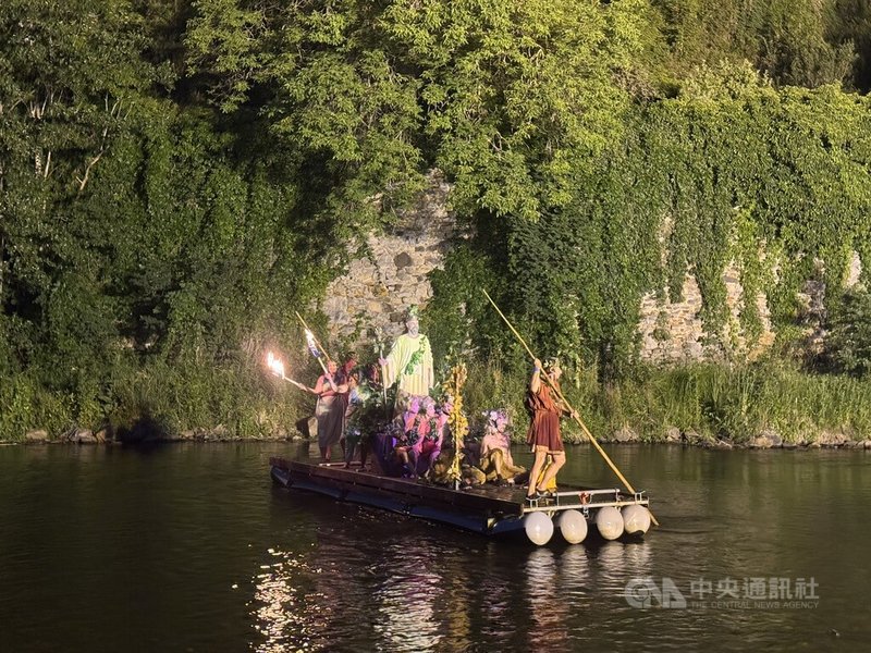 第38屆「五瓣玫瑰花節」19日至21日在捷克庫倫洛夫盛大登場,伏爾塔瓦河上出現木筏巡航表演。中央社記者劉郁葶庫倫洛夫攝 115年6月22日