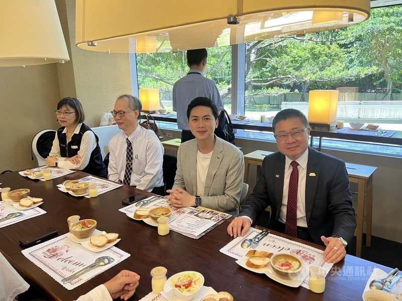 立法院社會福利及衛生環境委員會22日應國民黨立委廖偉翔（右2）安排，赴台中考察身心障礙者庇護工場永續經營、優先採購及就業支持體系，衛福部次長呂建德（右）等參訪瑪利亞基金會營運的瑪利MAMA手作麵包市政店現場工作流程。中央社記者郝雪卿攝  115年6月22日