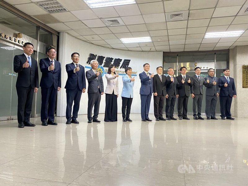 行政院長卓榮泰（左7）22日視察刑事局「淨流」及「清碼」打詐專案，對成果給予高度肯定。中央社記者黃麗芸攝　115年6月22日
