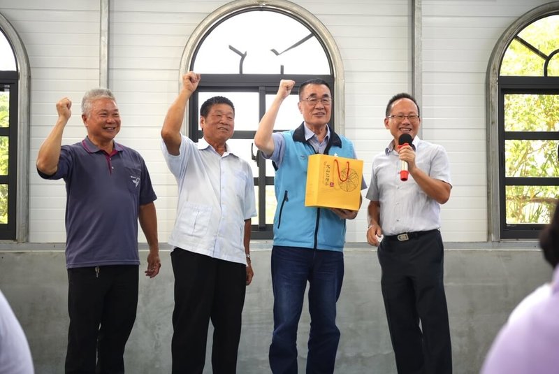 鳳梨釋迦議題延燒,國民黨新北市長參選人李四川(右2)22日到深坑區出席大文山地區農會聯誼餐敘時表示,雙北將合作拓銷農產品,創造更多通路及商機,為農民找出路。(李四川競辦提供)中央社記者王鴻國傳真 115年6月22日
