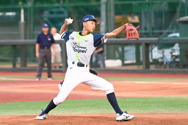2026 LLB U13亞洲盃棒球錦標賽22日開打，台中向上社區代表台灣參賽，首戰對上印尼，台中向上社區3任投手聯手壓制，送出10次三振，終場以10比0、5局搶勝。圖為先發投手陳定宇。（台灣世界少棒聯盟提供）中央社記者謝靜雯傳真　115年6月22日