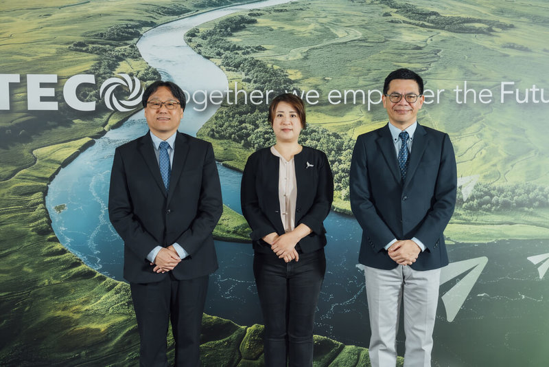 東元22日宣布，澳洲子公司與盛齊綠能和東電綠能聯手投資澳洲太陽能及儲能案場。左為東元電機總經理高飛鳶、中為東電綠能執行長林美伶、右為盛齊綠能董事長陳振乾。（東元提供）中央社記者鍾榮峰傳真　115年6月22日