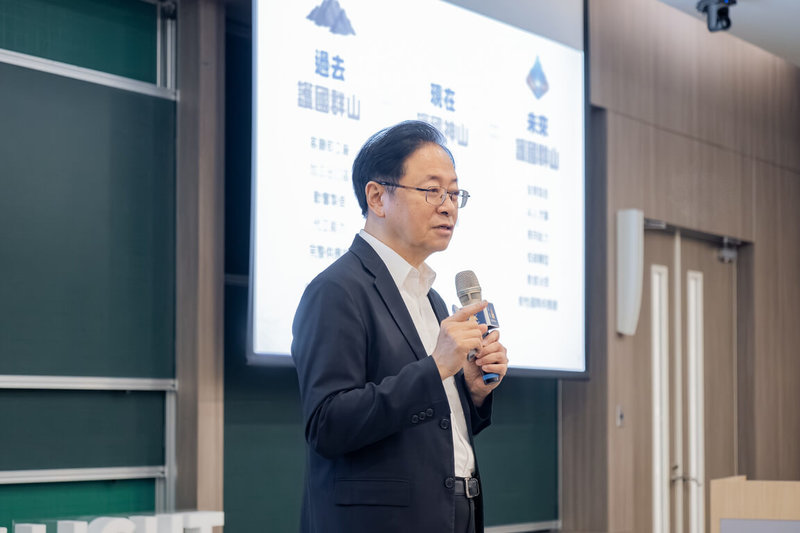 桃園市長張善政（圖）22日出席余紀忠文教基金會「夏日Light House 未來提案工作坊」，以「接棒，我們曾一起打造的護國群山」為題發表演講。（桃園市政府新聞處提供）中央社記者吳睿騏桃園傳真　115年6月22日