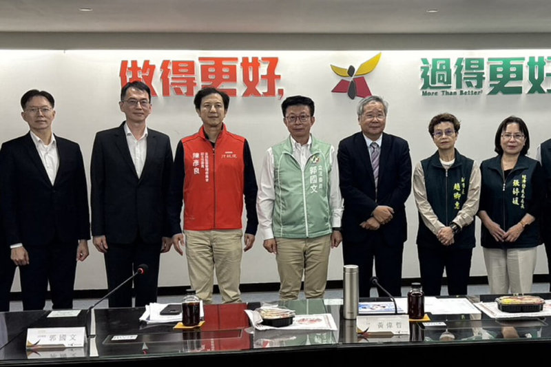 民進黨立委郭國文（中）22日會同立法院財政委員會及相關單位，在台南市政府永華市政中心召開亞洲資產管理中心台南專區考察會議。（郭國文服務處提供）中央社記者楊思瑞台南傳真　115年6月22日
