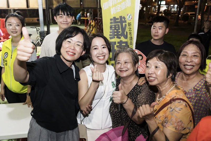 民進黨新北市長參選人蘇巧慧（前左）22日到板橋區台北紙廠簡易公園，出席黨籍市議員戴瑋姍（前左2）座談會表示，板橋是新北心臟，強調會與戴瑋姍一起努力，打造板橋新面貌。（蘇巧慧競辦提供）中央社記者王鴻國傳真　115年6月22日