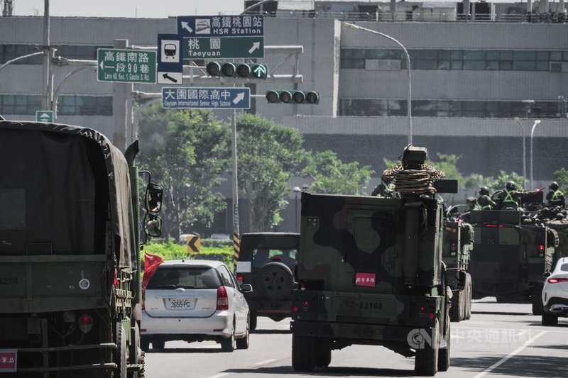 國軍22日展開一連5天「立即備戰操演」,圖為269旅軍用車輛於青埔台31號道路戰備偵巡。中央社記者游凱翔攝 115年6月22日