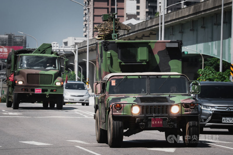 國軍22日展開一連5天「立即備戰操演」,圖為269旅機動數位微波車於青埔台31號道路戰備偵巡。中央社記者游凱翔攝 115年6月22日