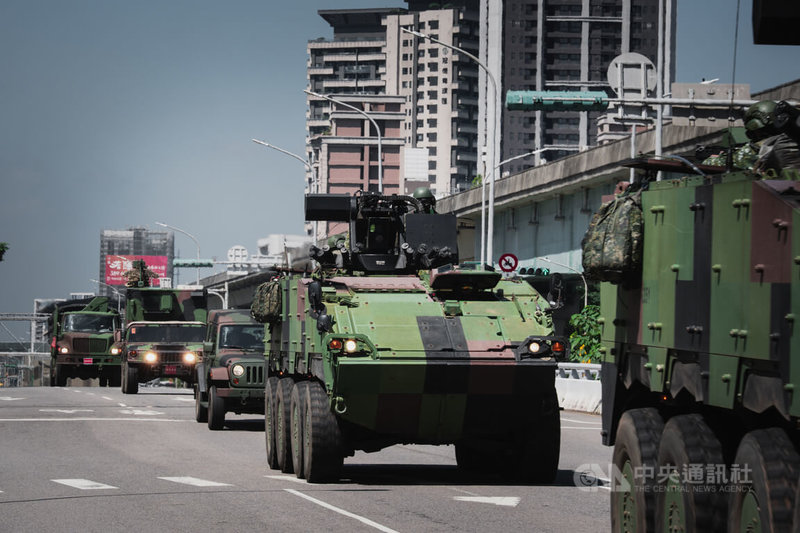 國軍22日展開一連5天「立即備戰操演」，圖為269旅雲豹八輪甲車於青埔台31號道路戰備偵巡。中央社記者游凱翔攝　115年6月22日