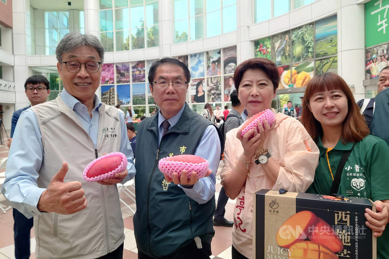 農業部長陳駿季（前左1）22日出席在台南市政府舉辦的台南國際芒果節宣傳活動，與台南市長黃偉哲（前左2）、民進黨立委陳亭妃（前左3）一同推廣。中央社記者楊思瑞攝　115年6月22日