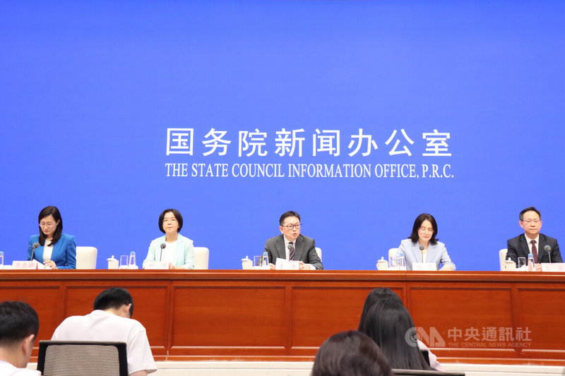 中國國新辦22日舉行新聞發布會,商務部副部長兼國際貿易談判副代表凌激(左3)和國家發改委、財政部有關負責人出席回覆記者提問,會上並提出「利用外資固穩促優行動方案」。中央社記者張淑伶北京攝 115年6月22日