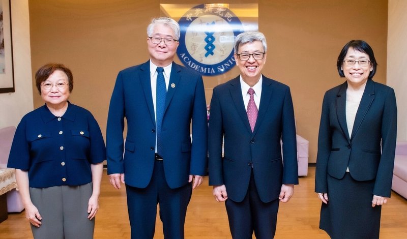 中央研究院22日舉行新、卸任副院長歡迎、歡送茶會，中研院長陳建仁（右2）與副院長蔡宜芳（左起）、彭信坤、周美吟（右1）合影。（中央研究院提供）中央社記者張雄風傳真　115年6月22日