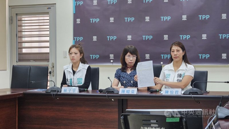 民眾黨新北市議員參選人林子宇（左）、民眾黨立委陳昭姿（中）、民眾黨新北市議員參選人陳怡君（右）22日召開「蘇巧慧公然說謊 立即道歉退選！」記者會，質疑蘇巧慧胞妹蘇巧純違反利益迴避法。中央社記者曾以寧攝　115年6月22日