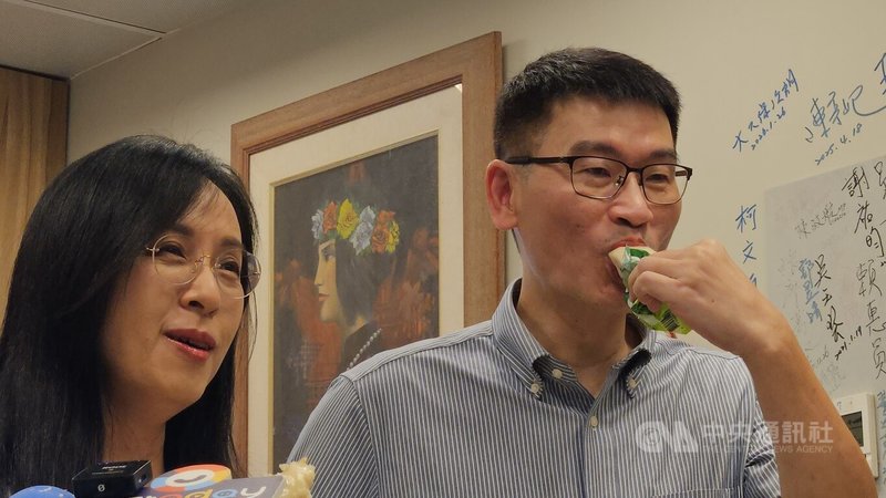 陸委會副主委梁文傑（右）日前有關「鳳梨釋迦是台灣人幾乎不吃、完全仰中共鼻息的農產品」說法引發討論，民進黨立法委員陳瑩（左）22日邀請梁文傑現場品嚐台東鳳梨釋迦冰棒。中央社記者曾以寧攝　115年6月22日