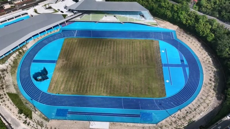 基隆市立田徑場改建進度超前，基隆市政府預計7月竣工、9月試營運，從空拍可見國家級認證的藍色標準賽道。（讀者提供）中央社記者王朝鈺傳真　115年6月22日