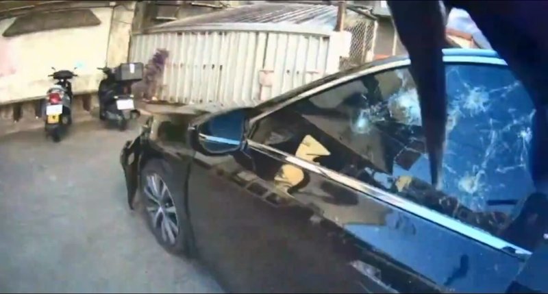 黃姓男子21日酒後開車，行經宜蘭縣蘇澳鎮時擦撞路邊車輛後逃逸，並找友人頂替肇事，警方識破後發動追捕，黃男拒檢並企圖衝撞員警，員警依法拔槍擊破車窗（圖），喝令黃男下車，詢後將黃男送辦。（讀者提供）中央社記者王朝鈺傳真　115年6月22日