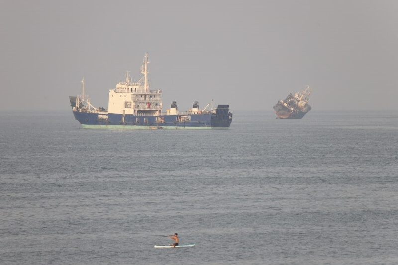 圖為21日在荷莫茲海峽上的船隻。（West Asia News Agency via 路透社）