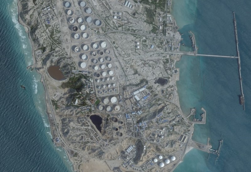 圖為伊朗哈格島油港的衛星影像。（2026 Planet Labs PBC/Handout via 路透社）