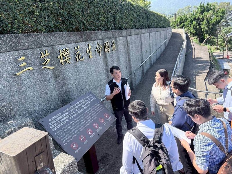 新加坡國家環境局代表團近日前往三芝櫻花生命園區，實地考察新北市推廣環保葬、落實永續土地治理的具體成效。（新北市民政局提供）中央社記者曹亞沿傳真　115年6月23日