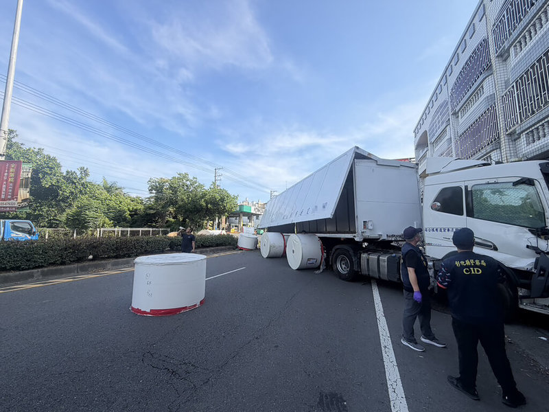 陳姓大貨車駕駛23日行經彰化縣溪州鄉中山路4段時突然跨越中央分隔島、再衝撞對向民宅。陳男被驗出有毒品反應，車內還發現疑似改造槍械、依托咪酯煙彈及吸食器等，全案已報請檢方指揮偵辦。（民眾提供）中央社記者鄭維真傳真　115年6月23日