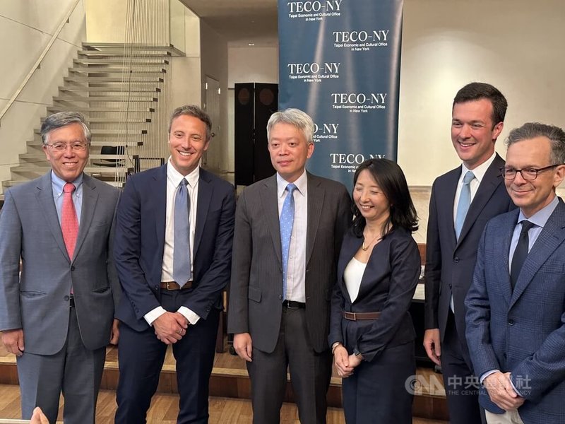 駐紐約辦事處與外交政策研究所合辦研討會，艾德費大學文理學院院長暨政治系教授王維正（左起）、外交政策研究所所長史坦、駐紐約辦事處長李志強、外交政策研究所副所長後藤志保子、前美國官員艾斯特普、美台商會會長韓儒伯出席。中央社記者廖漢原紐約攝　115年6月23日