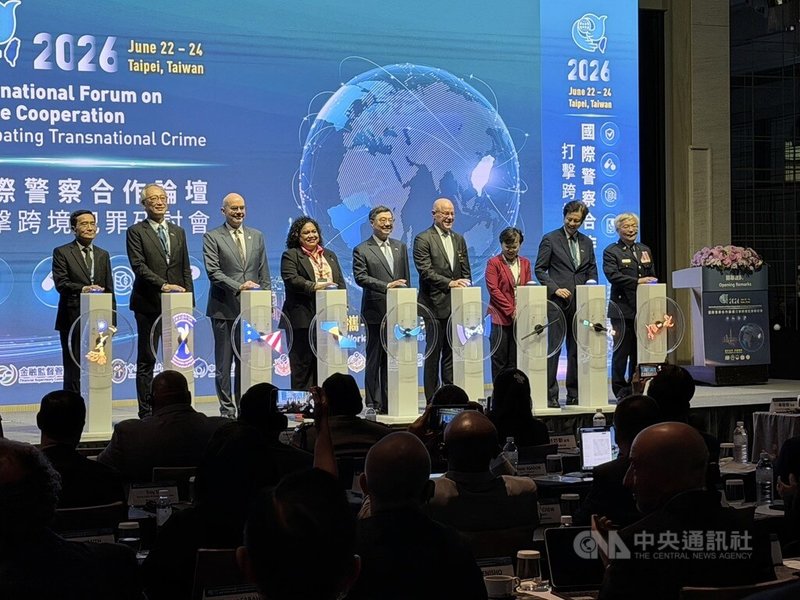 行政院長卓榮泰（左5）23日在台北出席2026國際警察合作論壇－打擊跨境犯罪研討會，與美國在台協會（AIT）處長谷立言（Raymond Greene）（左3）等人共同啟動儀式。中央社記者黃麗芸攝　115年6月23日