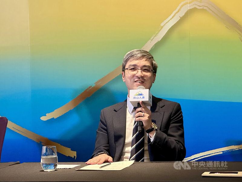 南山人壽23日舉行115年股東常會。潤泰集團總裁尹衍樑日前辭世，南山人壽董事長尹崇堯（圖）會後受訪表示，父親是很誠信正直的人，為人瀟灑自在，「真的是大俠心懷天下的風格」，他的精神與風骨對家人都有很深的影響。中央社記者蘇思云攝　115年6月23日