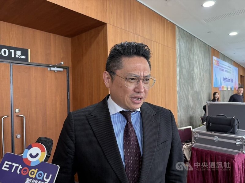 三圓建設近期因屢次公告代關係人說明退票，財務狀況引起關注，董事長王雅麟（圖）23日出席股東會表示，此為個人及其他公司事務，與三圓建設無直接關聯。中央社記者何秀玲攝　115年6月23日