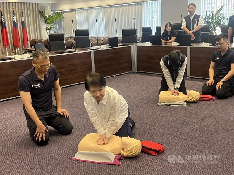 台中市長盧秀燕（前右）23日與市府主管接受心肺復甦術（CPR）與自動體外心臟電擊去顫器（AED）實作訓練，希望大家都能學習，在關鍵時刻救人一命。中央社記者郝雪卿攝　115年6月23日