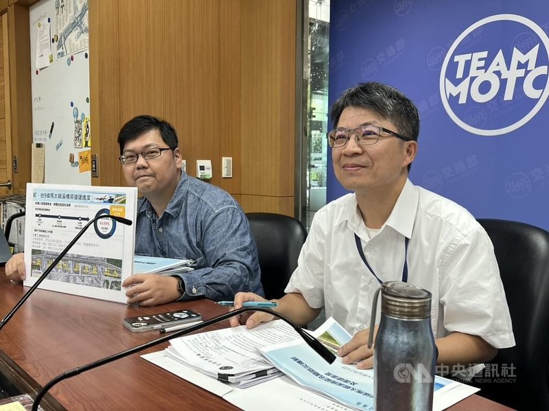交通部路政及道安司簡任技正黃勝興(右)23日表示,馬太鞍溪新橋重建進度超前5.2%,將力拚12月底北上線單線雙向通車。中央社記者黃巧雯攝 115年6月23日