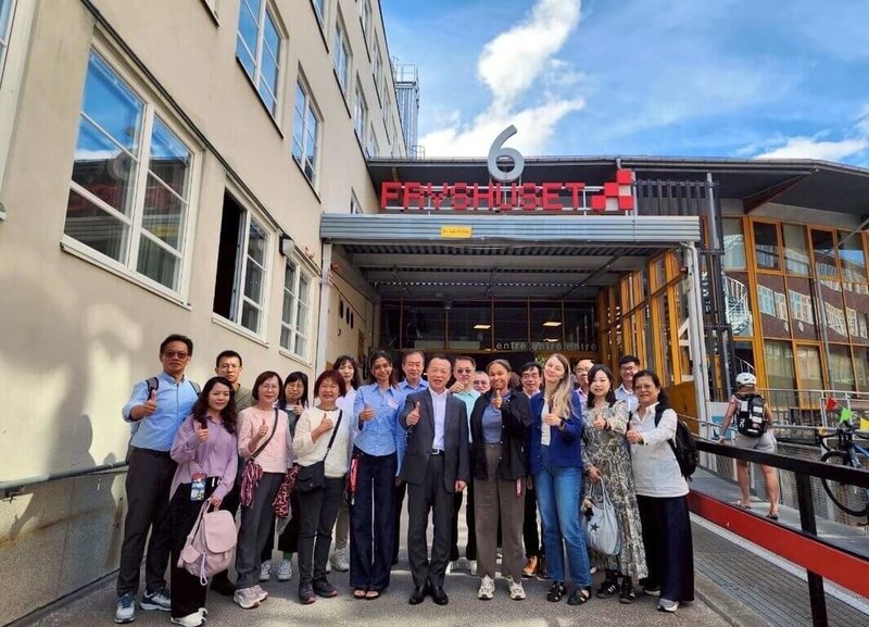 嘉義縣長翁章梁（前右5）日前率縣府團隊赴北歐參訪，首站前往瑞典斯德哥爾摩青年非營利組織Fryshuset交流觀摩，作為未來青年政策與兒少服務重要參考。（嘉義縣政府提供）中央社記者黃國芳傳真　115年6月23日